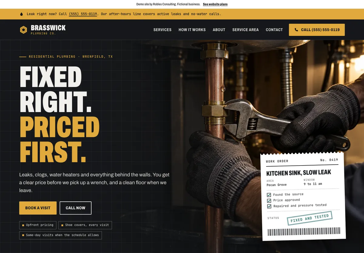 Desktop-Ansicht der Demo Brasswick Plumbing Co.: eine kräftige dunkle Überschrift, Schaltflächen zum Buchen eines Termins oder zum Anrufen und eine Hand im Handschuh, die eine Rohrverbindung festzieht.