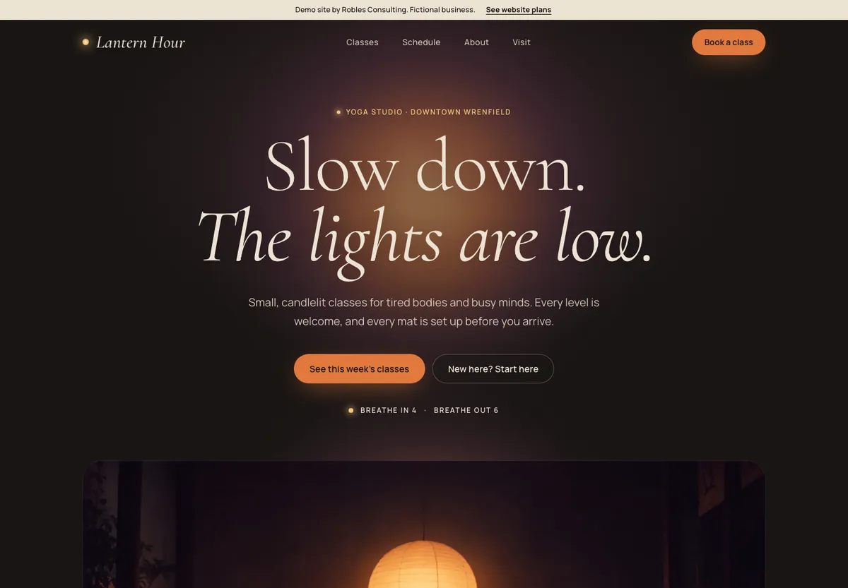 Desktop-Ansicht der Demo Lantern Hour Yoga: eine dunkle Seite im Kerzenlicht mit einer großen Serifen-Überschrift und einer Schaltfläche zu den Kursen dieser Woche.
