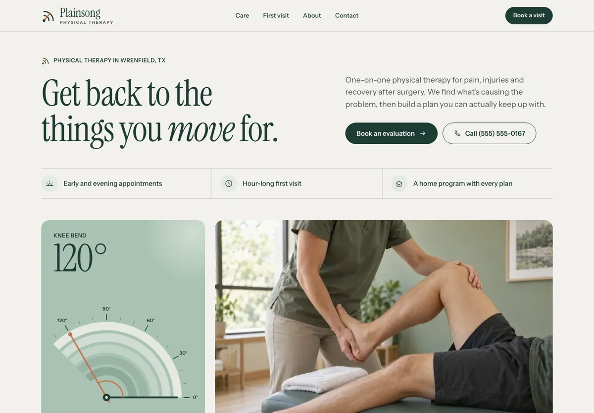 Desktop-Ansicht der Demo Plainsong Physical Therapy: eine ruhige grüne Überschrift, Schaltflächen zum Buchen einer Befundaufnahme oder zum Anrufen und eine Therapeutin, die am Knie eines Patienten arbeitet.